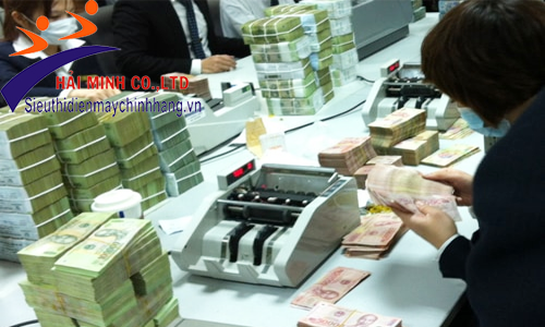 Máy đếm tiền hỗ trợ cho công việc các nhân viên ngân hàng